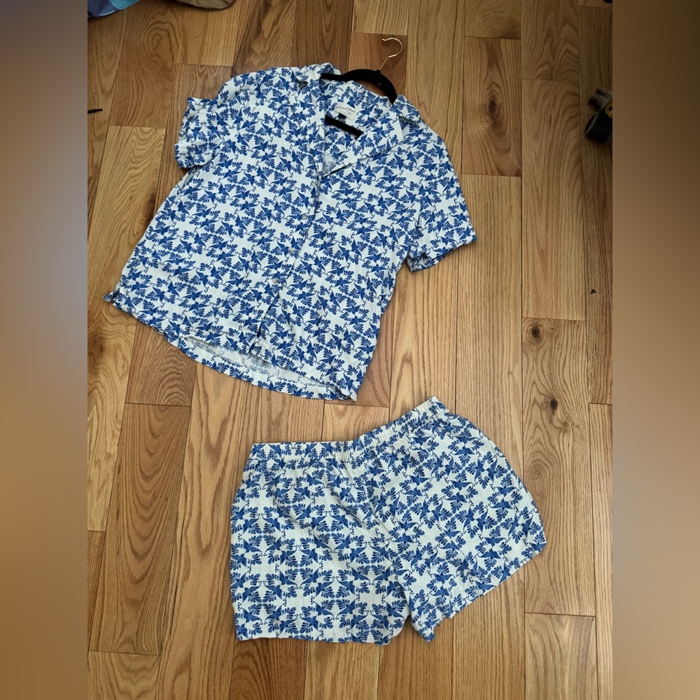 Universal Thread Blue and White Floral Shorts Set